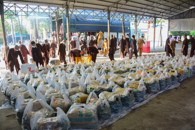 Continuing to support people in need in the Covid-19 pandemic of Hoang Phap Pagoda (series 4)